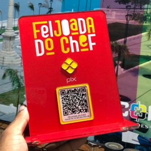 PLACA PIX 1 QR CODE ADESIVADA Em acrílico, logo adesivada e QR code em alto relevo 10x14cm impressão frente alto brilho cantos arredondados com base em T 